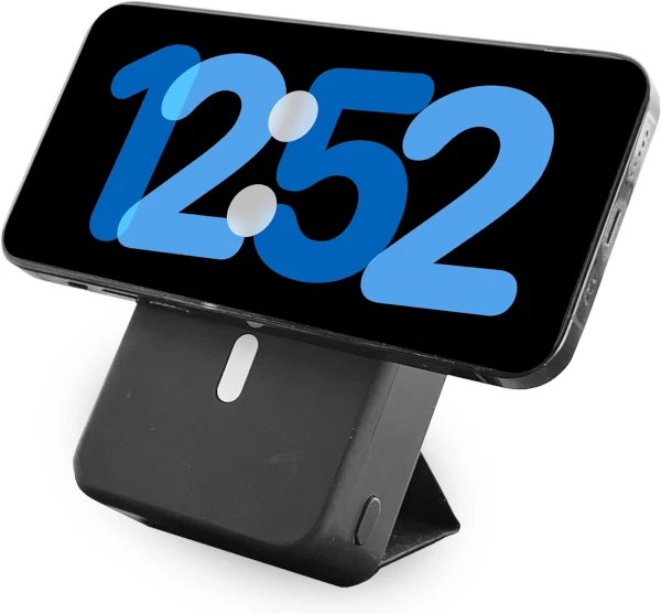 XtremeMac Powerbank mit angebrachten horizontalem iPhone zum Ablesen des Displays und der Uhrzeit.