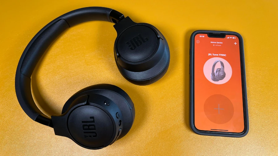 JBL Tune 770 NC Kopfhörer mit iPhone und JBL App.