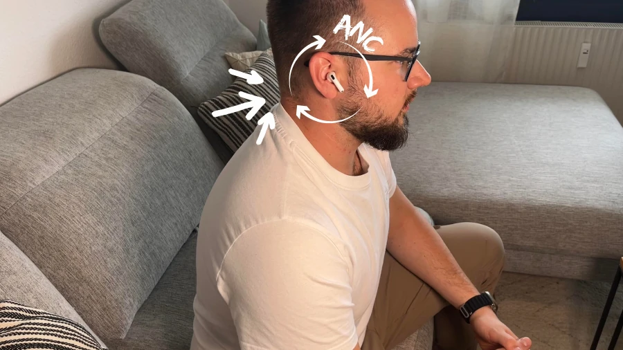 Ich auf der Couch sitzendend mit den AirPods 4 ANC