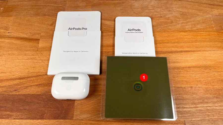 Magnete des AirPods 4 Ladecase durch eine magnetische Folie sichtbar gemacht.