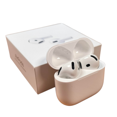 AirPods 4 ANC mit geöffnetem Ladecase anliegend an der mitgelieferten OVP auf weißen Hintergrund.