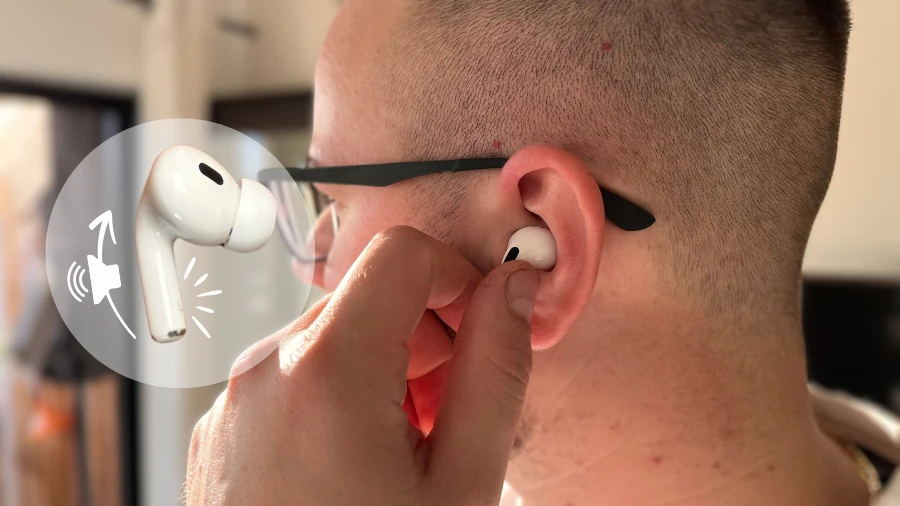 Mensch bedient den linken AirPod