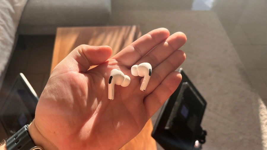 AirPods Pro 2 in der linken Hand liegend