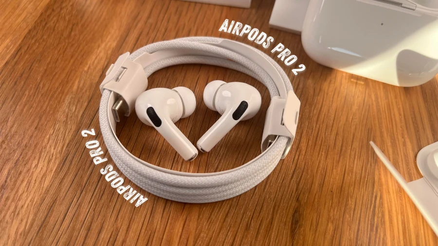 AirPods Pro 2 mit USB-C Kabel auf einem Holztisch