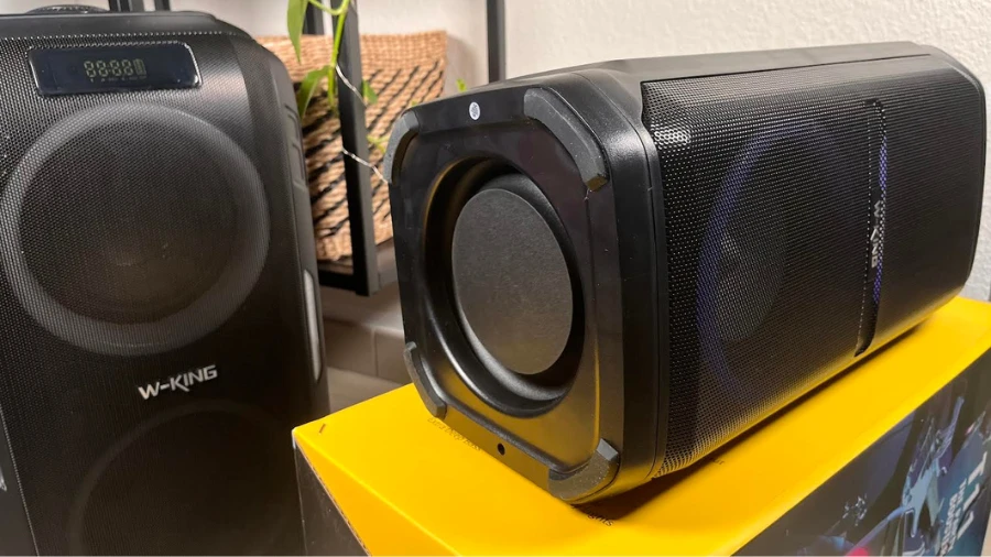 Untere Ansicht des W-King T11 um den passiven Woofer zu zeigen